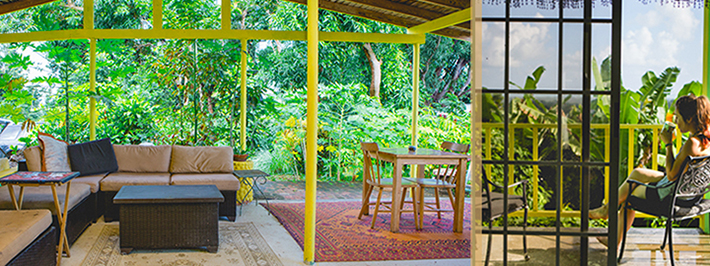 La Casa de Vida Natural offers rooms and yoga and a gym